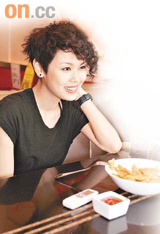 何嘉莉劝梁洛施凡事有商量感慨师妹上法庭(图)