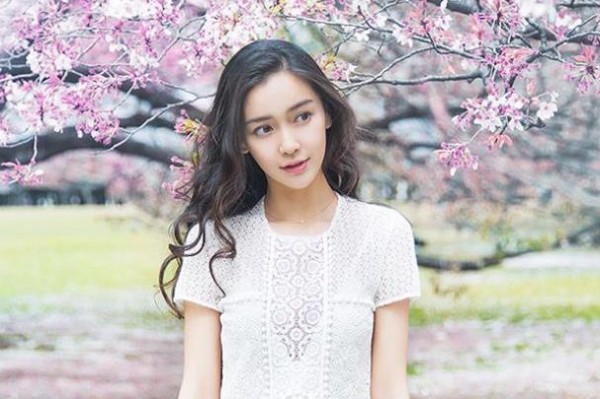 继谢娜杨幂何炅之后，又一位女星粉丝数破亿，颜值满分演技零分