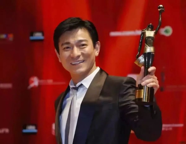 刘德华压力大？拍短视频吸粉1400万，新片热度不如《唐探3》