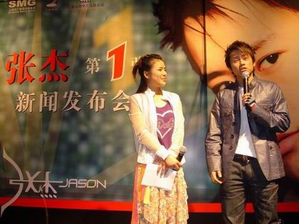 组图：新人歌手张杰上海发布专辑《第1张》