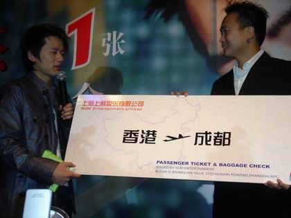 组图：新人歌手张杰上海发布专辑《第1张》