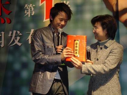 组图：新人歌手张杰上海发布专辑《第1张》