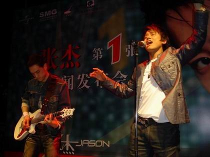 组图：新人歌手张杰上海发布专辑《第1张》