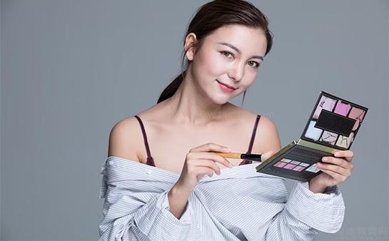 航睿化妆培训
