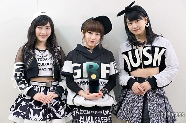 AKB48成員渡邊麻友、高橋南、小島真子(左至右)