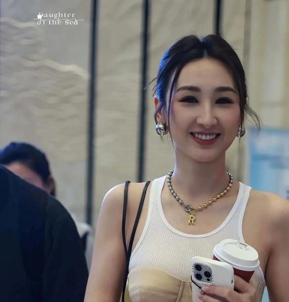 高海宁全透明装时尚解析：明星穿搭技巧与品牌选择秘诀