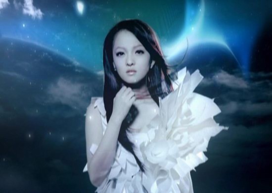 《白白的》MV剧照