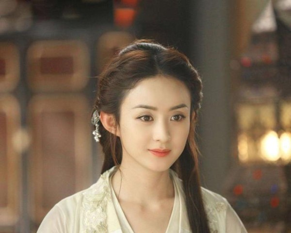 “小花”赵丽颖，从草根逆袭成一线明星，背后的辛酸自己才懂