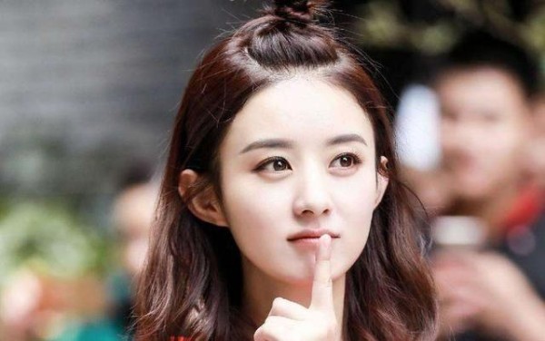 “小花”赵丽颖，从草根逆袭成一线明星，背后的辛酸自己才懂
