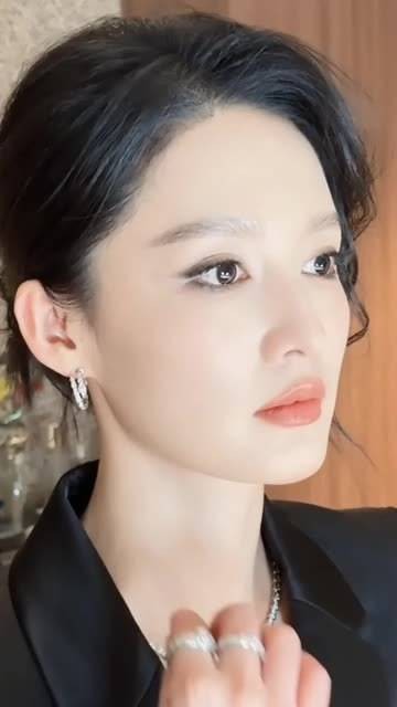 李沁表示:酷与帅是她的执念,今天终于能够尽情展现酷帅风格,满心欢喜归来