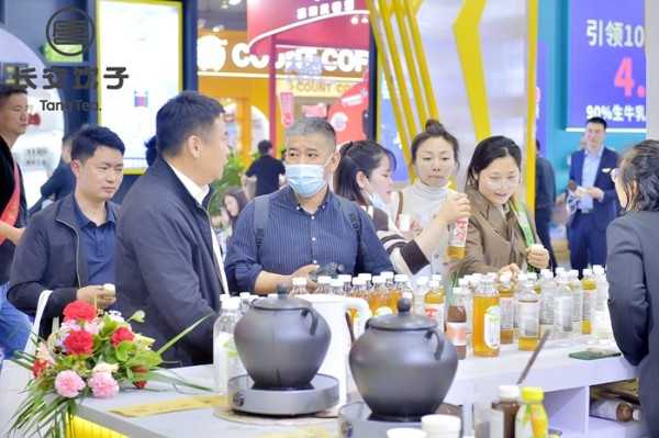 春糖会与经销商洽谈