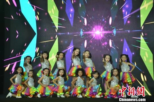 小选手表演舞蹈。　组委会供图 摄