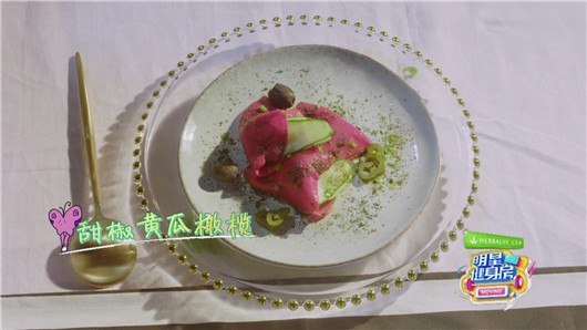 维密天使何穗开私教课了！明星健身房揭“蝴蝶背”养成法（2）