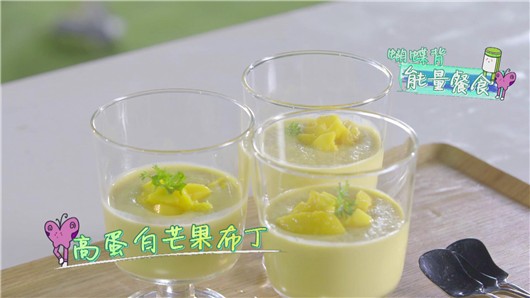 维密天使何穗开私教课了！明星健身房揭“蝴蝶背”养成法（2）