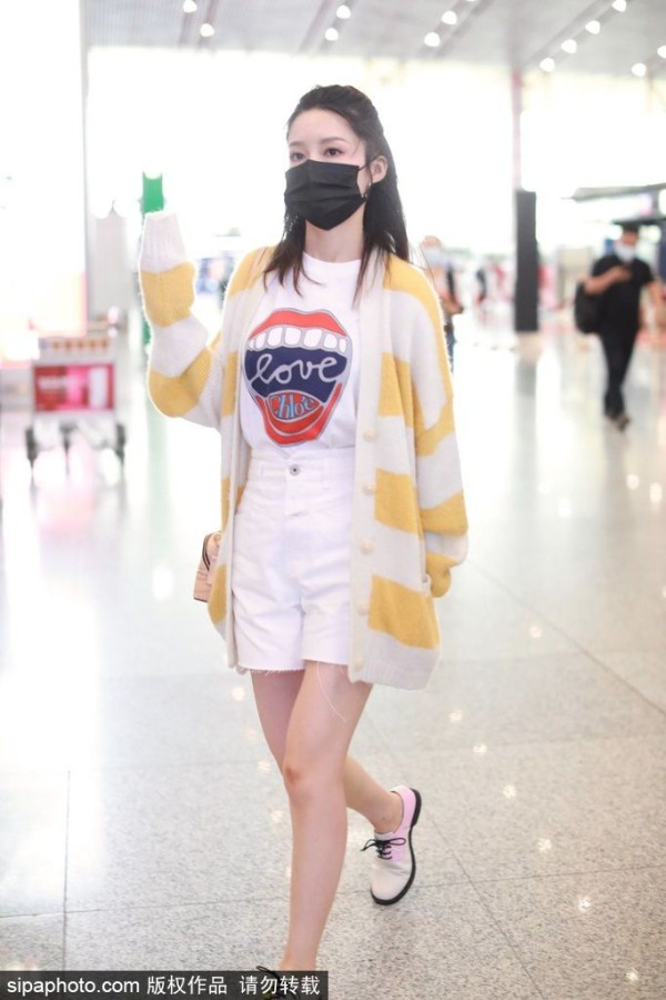 李沁现身北京机场 穿T恤短裤搭配条纹开衫风格随性