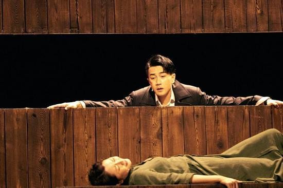 (图说:刘恺威出演经典话剧《雷雨》 图源网络)