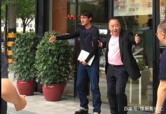 胡歌正在默默地拍一部电影，所以他把自己晒得黑黝黝的，还爱吗？