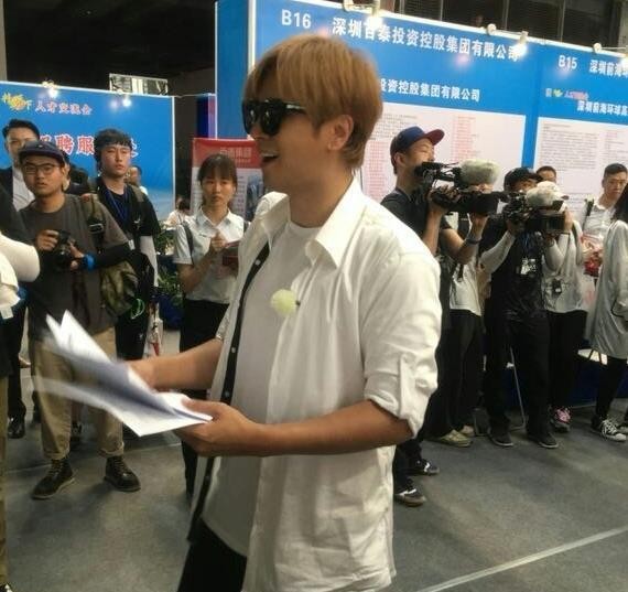 罗志祥在人才市场被路人拍到 娱乐圈不好混明星都开始找工作了？