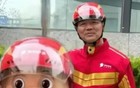 刘强东东京街头当“人肉广告牌”，穿猪猪侠T恤扫码点外卖
