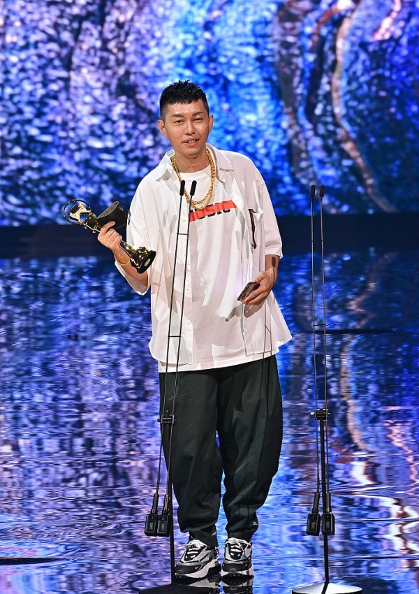 蛋堡杜振熙获最佳男歌手。