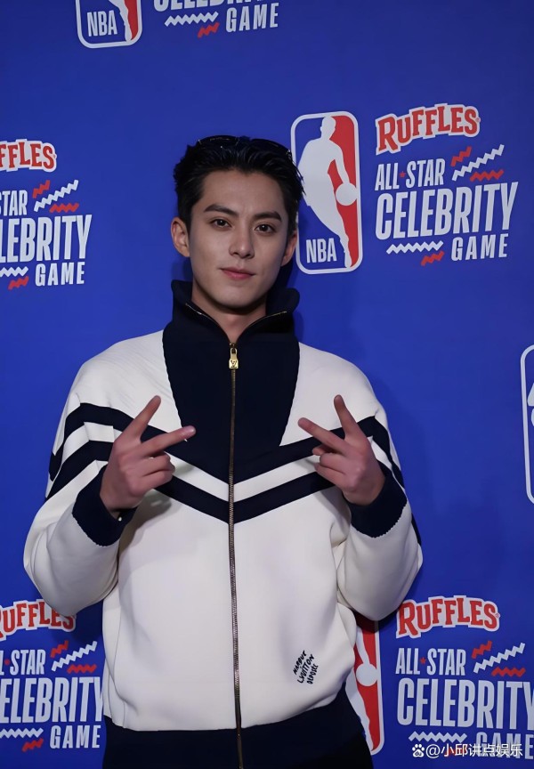 王鹤棣再战NBA全明星！篮球成生活信仰，库里邀约‘晚安’手势