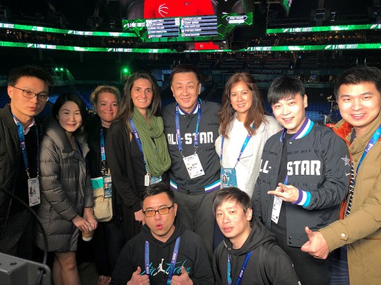 （当地时间2月17日全明星新秀赛结束后，百视通特派直播组与NBA工作人员合影）