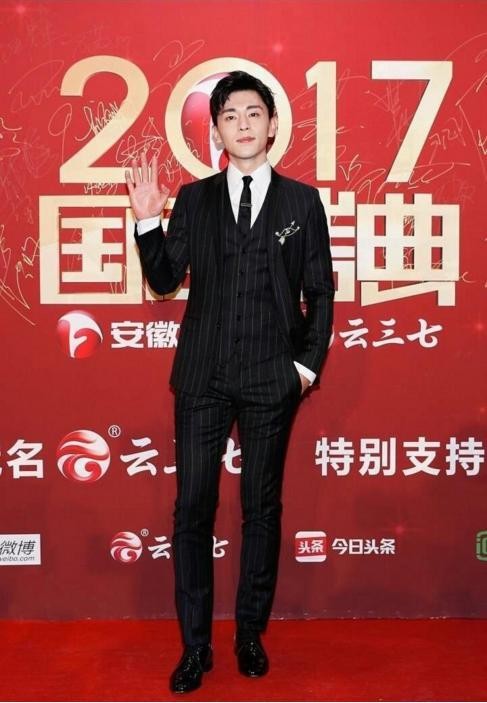 新星李沁和邓伦出席国剧盛典，一个小动作证明他们有哪个关系？
