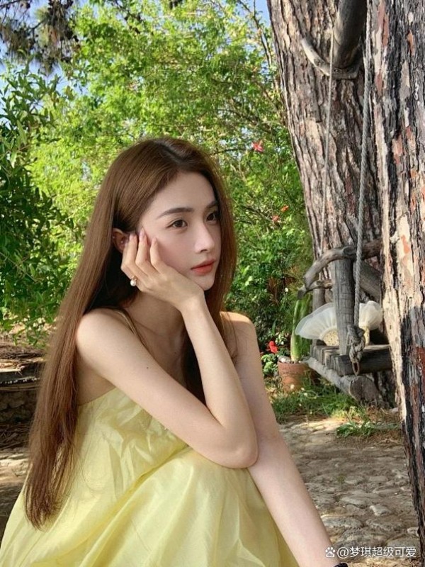 明星女友与流量小生绯闻乱飞，看到她羞涩的笑容，我：撤资吧