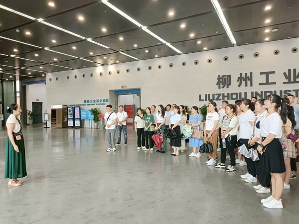 图1、柳州城市职业学院马克思主义学院邱萍老师讲解柳州工业博物馆概况.jpg