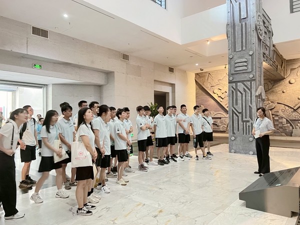 图4、柳州城市职业学院马克思主义学院张华老师给广西柳州钢铁集团有限公司2023年新入职员工讲解柳州工业历史.jpg