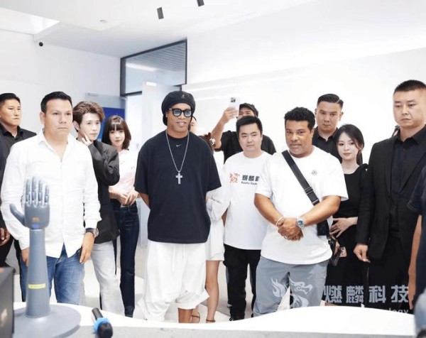 爱心公益，科技助残！燃麟科技携手足球巨星罗纳尔迪尼奥开展“科技向善”公益活动