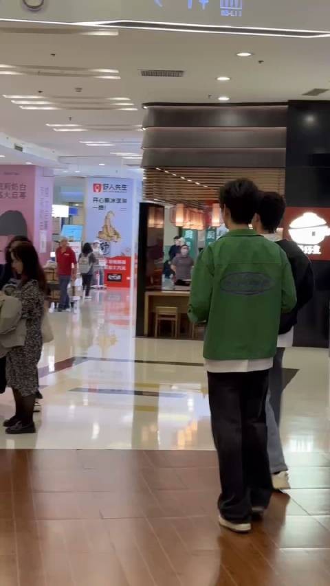 芒果新综艺艺人居然在街头发传单宣传节目…