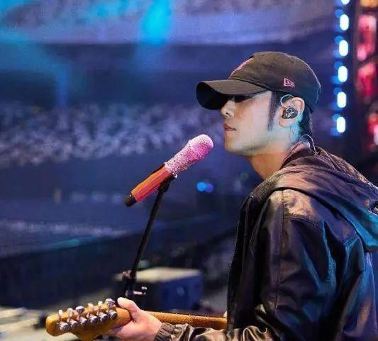 周杰伦台北演唱会盛况空前，明星好友齐聚捧场