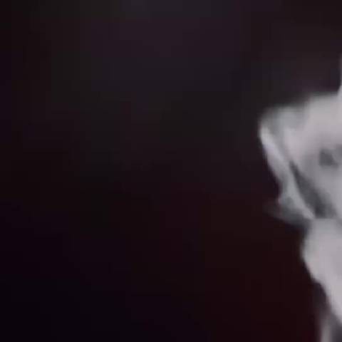 易烊千玺在烟花的璀璨星空下，抬头仰望的一刹那，氛围感喷薄而出…