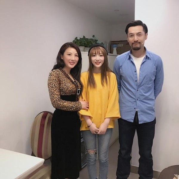 胡歌为重病粉丝圆梦看话剧，后台合影高大帅气，网友：正能量偶像