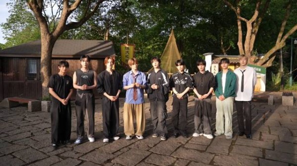 韩国男团XODIAC打卡西湖B面,邀大学生担任文旅星推官