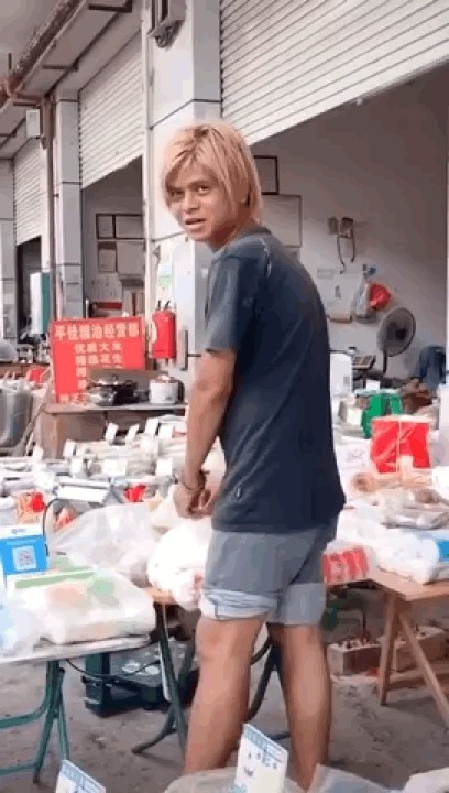 摆摊小哥蒙俊源撞脸罗志祥