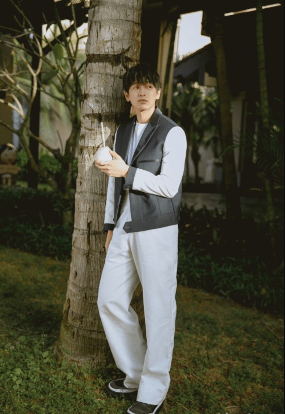 《一人之下》影视化<strong></p> <p><a style='color:#f10404;' href='https://www.mingxing.cc/tags-723.html ' target='_blank'>鹿晗</a></strong>，<a style='color:#f10404;' href='https://www.mingxing.cc/tags-723.html ' target='_blank'>鹿晗</a>现实版王也，宝儿姐新人演员酷Girl一枚