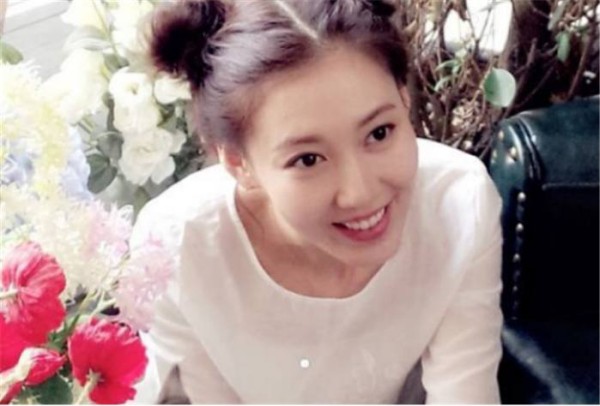 人美家世好，5岁就已经出道，演技有目共睹，如今已是2个孩子的妈