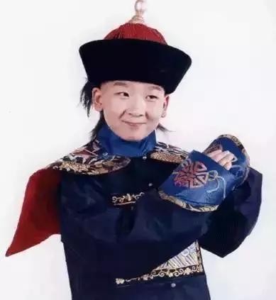 七岁成名, 众多大咖曾为他作配, 多次上春晚, 今长残做幕后无人识