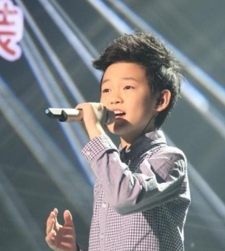 钟辰乐唱歌表演