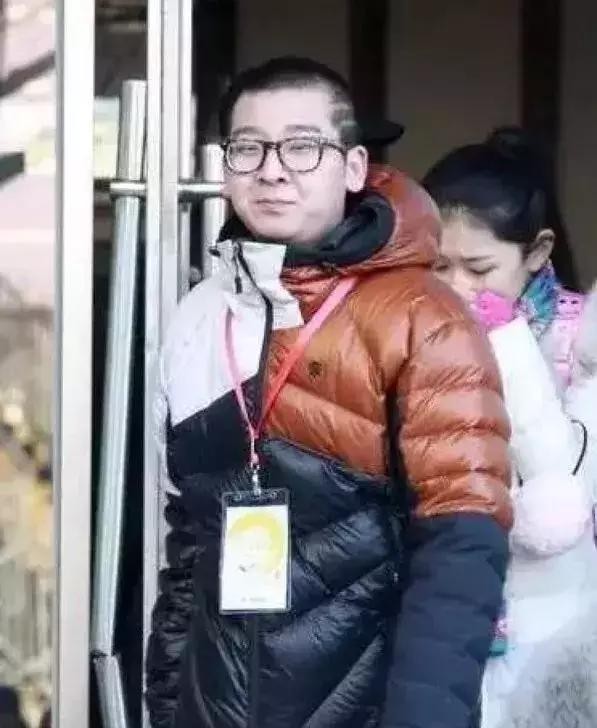 七岁成名, 众多大咖曾为他作配, 多次上春晚, 今长残做幕后无人识