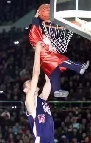 当年被姚明托举的孩子回来了 24年后再重逢 相聚CBA全明星赛
