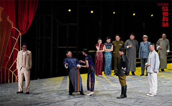 把滑稽“技艺”融入话剧表演，这个《51号兵站》画风有点不一样