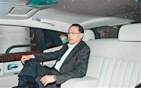 娱乐圈传奇人物，欠债3亿到身价百亿，今豪车无数，唯独没奔驰！
