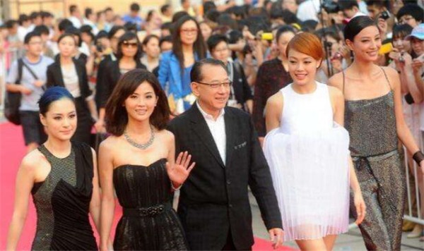 娱乐圈传奇人物，欠债3亿到身价百亿，今豪车无数，唯独没奔驰！