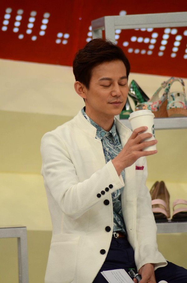 娱乐圈惊爆！何炅“邪恶栀子花”计划揭秘，黄磊人设塌房引全网哗然