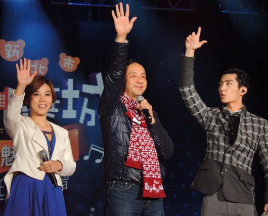 朱立伦与演艺明星同台互动 现场妙语引尖叫(图)