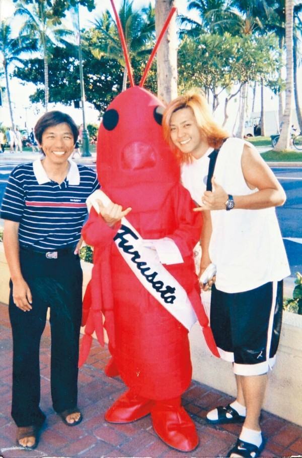 罗志祥（右）永远都记得与父亲同游夏威夷的欢乐时光。（艺人提供）