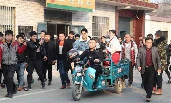 都是出人头地的草根明星 王宝强岳云鹏受爱戴,他却被骂忘本